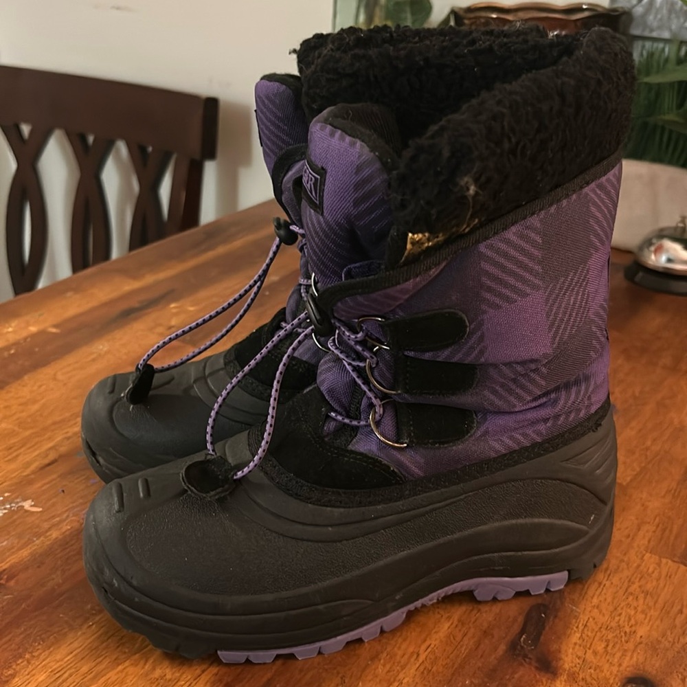 Gently Used Ranger Cheshire Youth Black/Purple Snow Boots... Size: 5